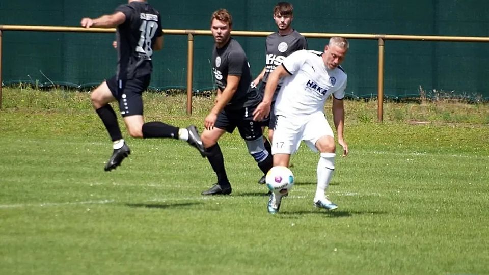 Mit 42 Jahren immer noch eine Maschine: Dennis Carl (Nr., 17, ganz rechts).