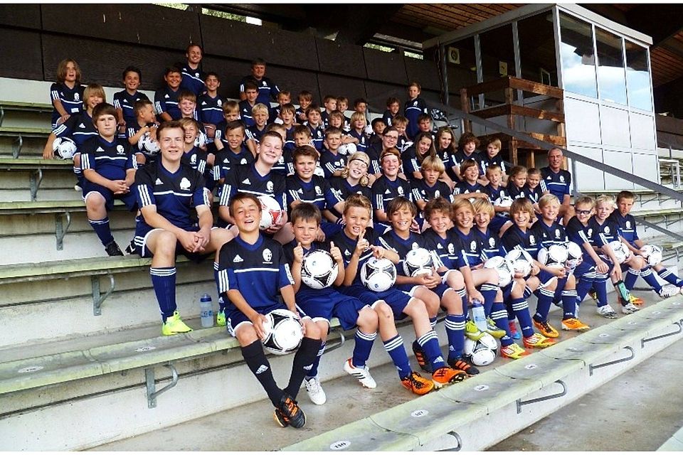 Die Teilnehmer mit ihren Trainern auf der Tribüne des Hammerbachstadions