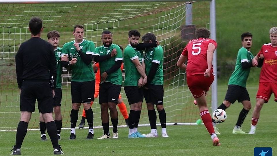 Die Neugablonzer Mauer hielt nicht stand. Seegs Matthias Gast (5) traf beim 4:1-Sieg doppelt.