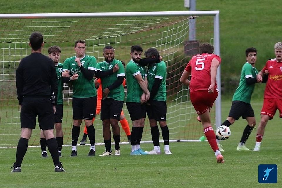 Die Neugablonzer Mauer hielt nicht stand. Seegs Matthias Gast (5) traf beim 4:1-Sieg doppelt.
