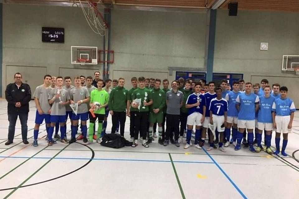 Die erfolgreichen Teilnehmer am Futsal-Turnier des SV Rheidt in der Turnhalle des Bergheimer Gutenberg-Gymnasiums strahlen um die Wette - 