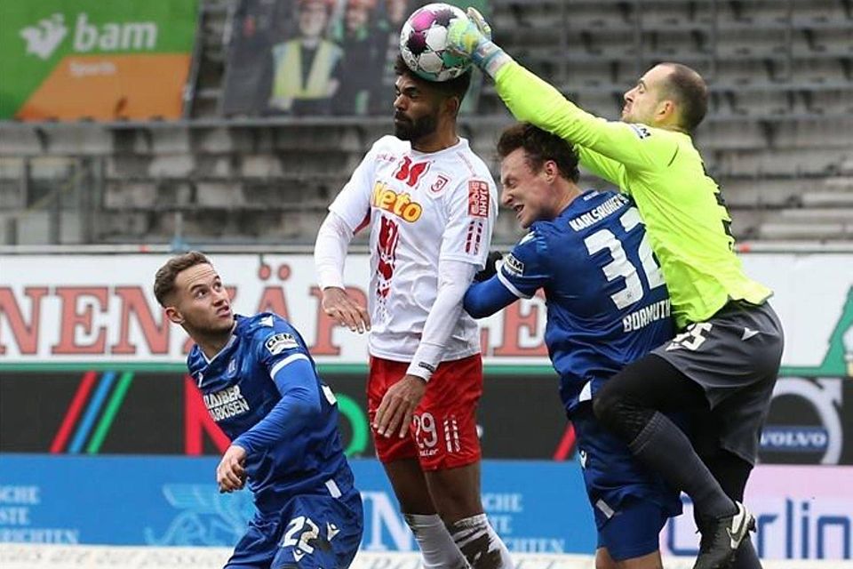 Torszenen, wie hier beim Kopfball von Jahn-Stürmer Andre Becker gegen KSC-Keeper Marius Gersbeck, blieben beim torlosen Remis eher Mangelware. 