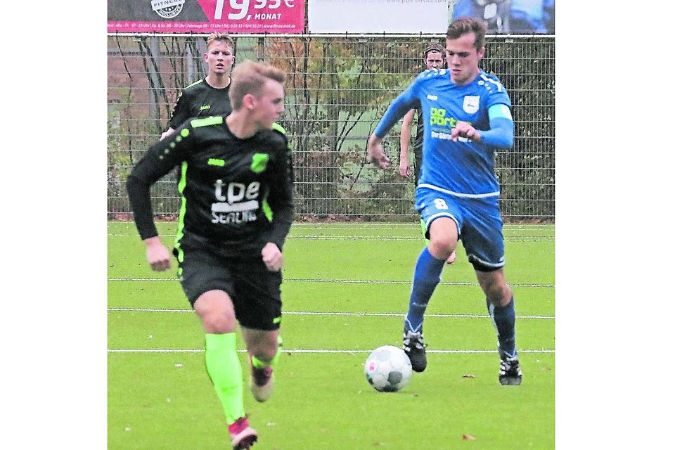Treibt den Ball durchs Mittelfeld: Der Erkelenzer Kapitän und Top-Torschütze Marcel Merten.