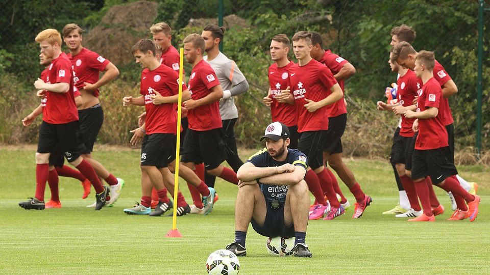 Der Eindruck täuscht: 05 II-Coach Sandro Schwarz (vorne) hat seine Kicker genau im Blick. Die Mainzer U 23 hat an diesem Montag mit der Vorbereitung auf die neue Saison begonnen.