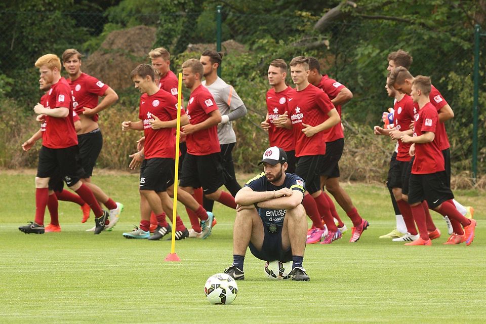 Der Eindruck täuscht: 05 II-Coach Sandro Schwarz (vorne) hat seine Kicker genau im Blick. Die Mainzer U 23 hat an diesem Montag mit der Vorbereitung auf die neue Saison begonnen.