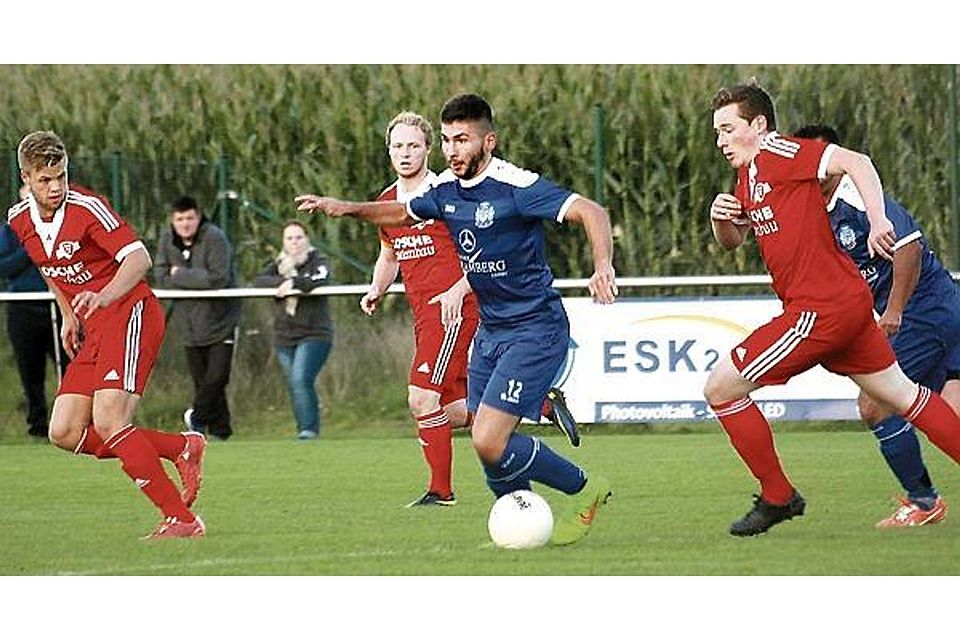 Konnten dem Gegner nicht entwischen: Die Fußballer des TSV Ganderkesee um Selim Kaya (am Ball) schieden im Achtelfinale des Bezirkspokals  gegen den VfL Oythe  nach einer 1:6-Niederlage aus. Michael Hiller