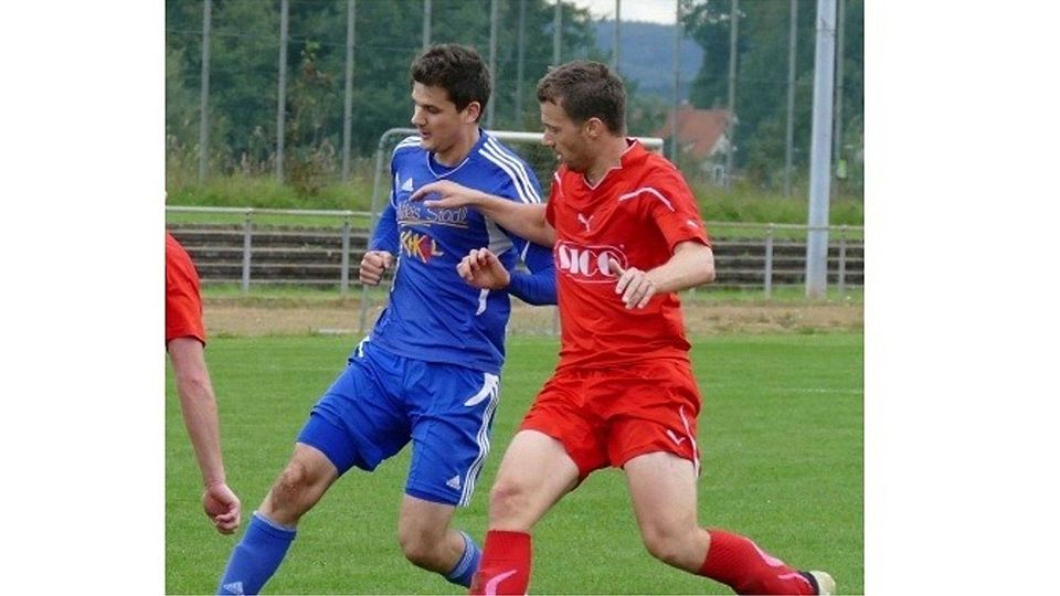 Kevin Stribrny (links) feierte mit der SG Freiensteinau durch das 2:1 in Steinau den vierten Sieg in Folge. 	Foto: Henning