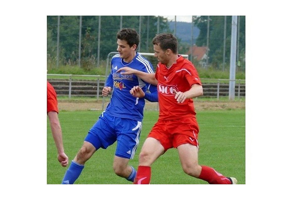 Kevin Stribrny (links) feierte mit der SG Freiensteinau durch das 2:1 in Steinau den vierten Sieg in Folge. 	Foto: Henning