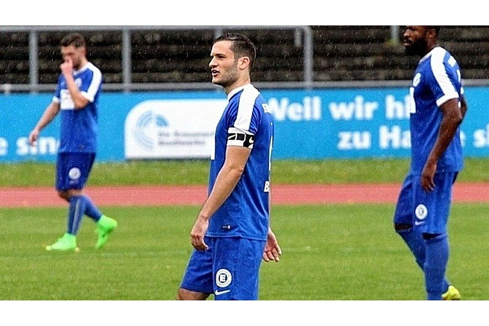 Die Drei von der Vierer-Kette: Pascal Missal, Kapitän Sebastian Baumann und Glody Kuba (von links) wollen Samstag nicht im Regen stehen.	Foto: Mario Luge