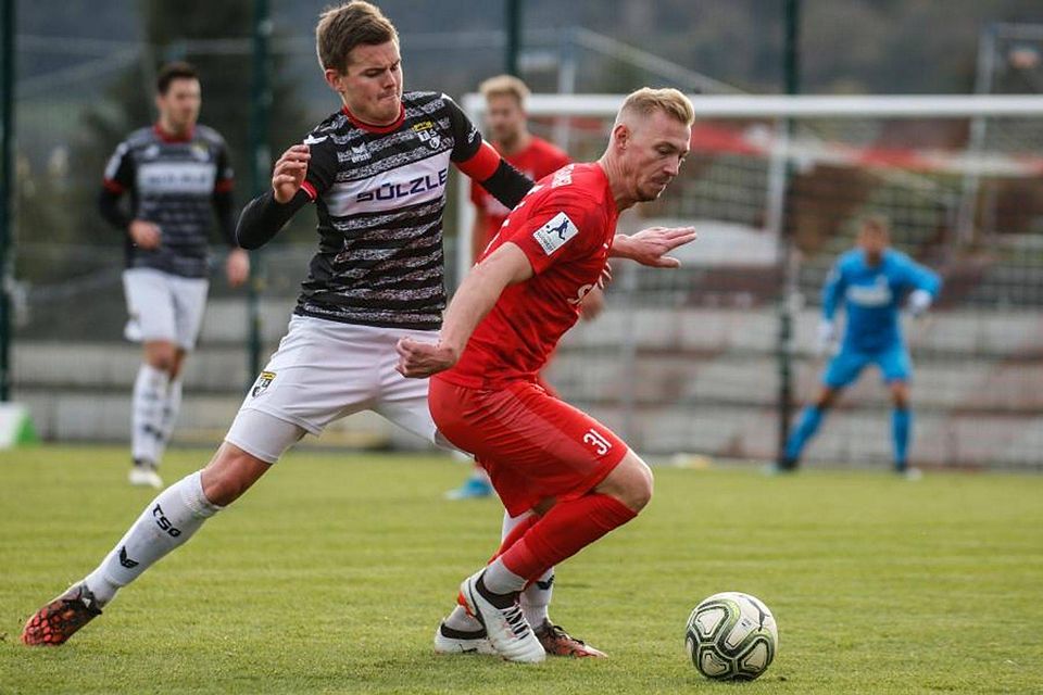 Einen  Schritt schneller: Sören Eismann (r.) vom TSV Steinbach Haiger gegen Balingens Nils Schuon.	Foto: Nick Fingerhut
