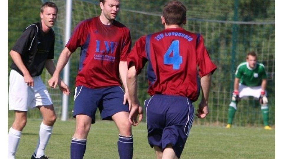Martin Lommer (links) ist ab sofort Spielertrainer beim TSV Langquaid. Foto: Simbeck