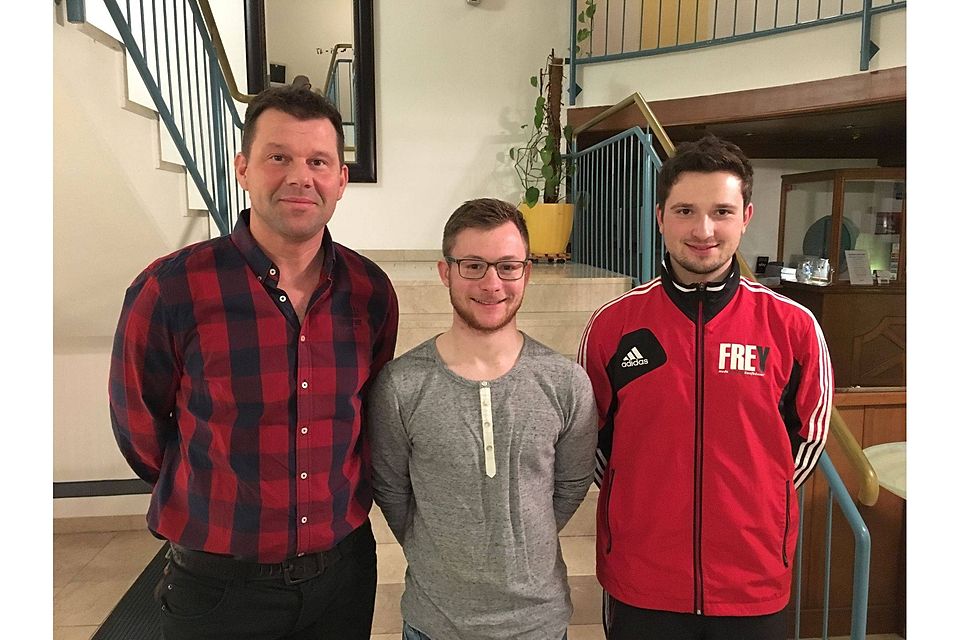 Gerhard Peintinger (l.) und Johannes Drexler (M.) wurden von Jugendleiter Andreas Klebl (r.) bei der jüngsten Trainersitzung bereits vorgestellt. Foto: Ederer