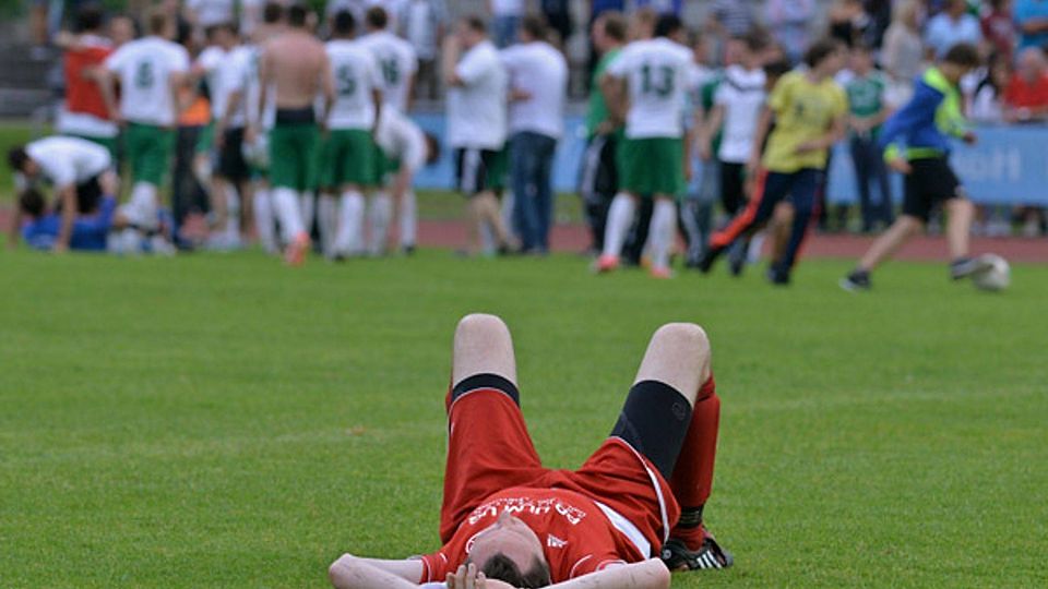 Während sich die Mannschaft des TSV Langenau im Hintergrund versammelte, um einen Schluck auf den Aufstieg in die Fußball-Bezirksliga zu nehmen, waren die Vöhringer am Boden zerstört. Nach einem Jahr