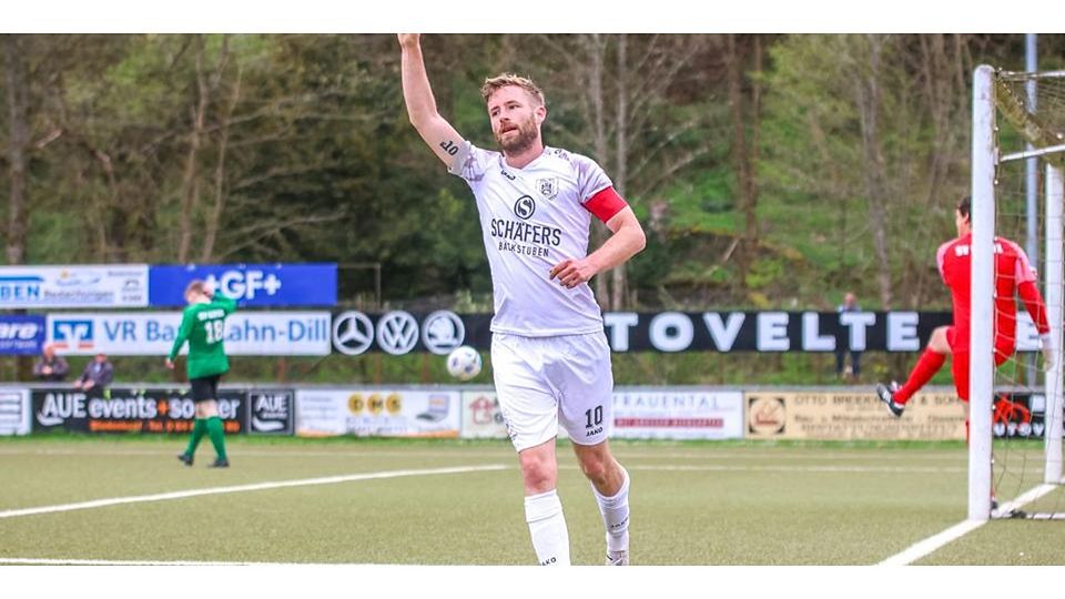 Freude über den ersten Saisonsieg des VfL Biedenkopf: Dennis Rakowski markiert das 2:0 beim klaren Auswärtserfolg der Hinterländer beim SC Waldgirmes U23. (Archivbild) © Lars Hinter