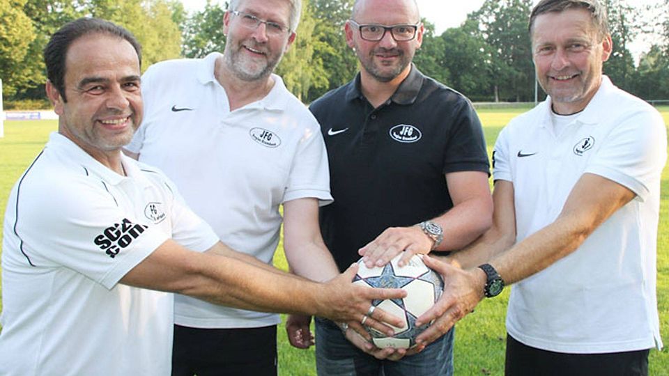 Die Trainergilde: (von links) Uwe Nitsch (C-Jugend), Franz Wiedenmann und Marco Henneberg (B-Jugend) und Frank Hermeling (A-Jugend).   F.: Peter Rothermel
