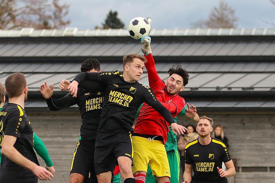 Testspiel SV Münsing - SV Bad Heilbrunn 2:2. Heilbrunns Torhüter Alihan Uzun klärt einen Eckball vor Sebastian Schönacher (Münsing). Foto: Rudi Stallein