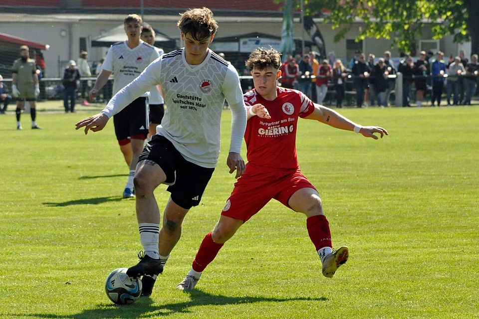 VfB-Spieler Cornel Böhme vor Seelows Elias Wroblewski (re.).