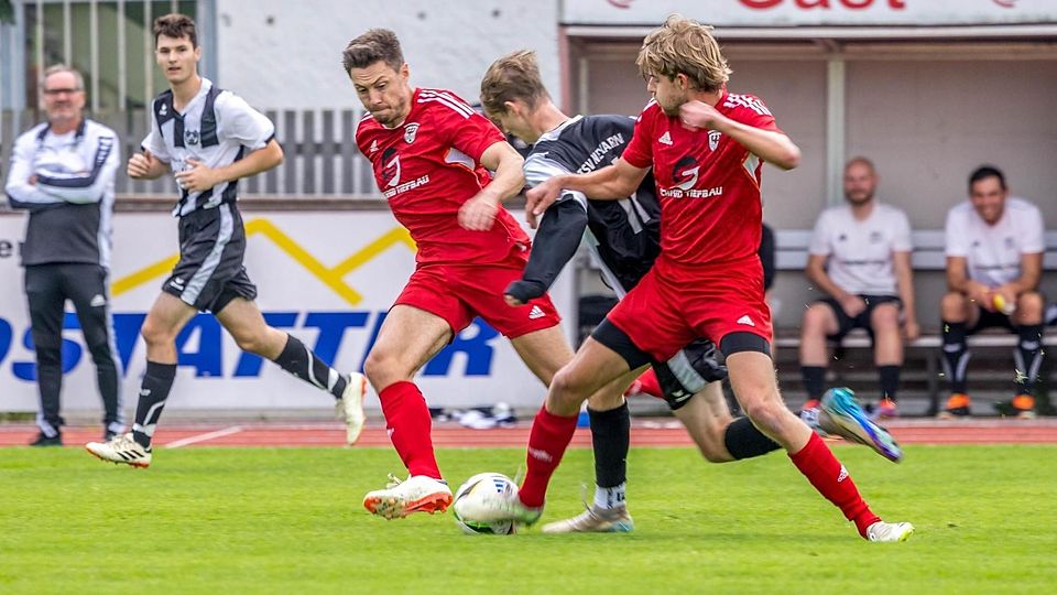 Starker Einsatz: Yanik Molitor (TSV Weyarn) zwischen Bastian Bernhard und Niklas Steiger von der SG Hausham. Fürs erste Tor legte er vor, das zweite schoss er allein.