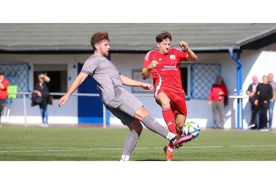 In der B-Liga Dillenburg trägt Nuh Türkyilmaz (l.) seit Saisonbeginn das Trikot der SG Mittenaar II, nun rückt eine Fusion der beiden ersten Mannschaften des TSV Bicken und des TSV Ballersbach ebenfalls näher. (Archivfoto) © Lars Hinter