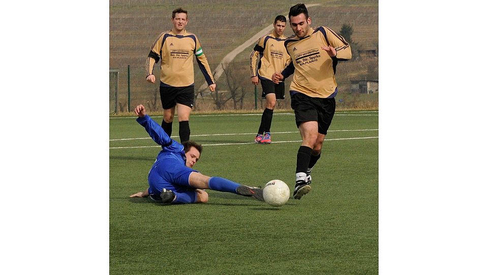 Langes Bein: Die TSG Planig II bezwang den TuS Waldböckelheim II (blaue Trikots) 1:0.  (Foto: Heidi Sturm)