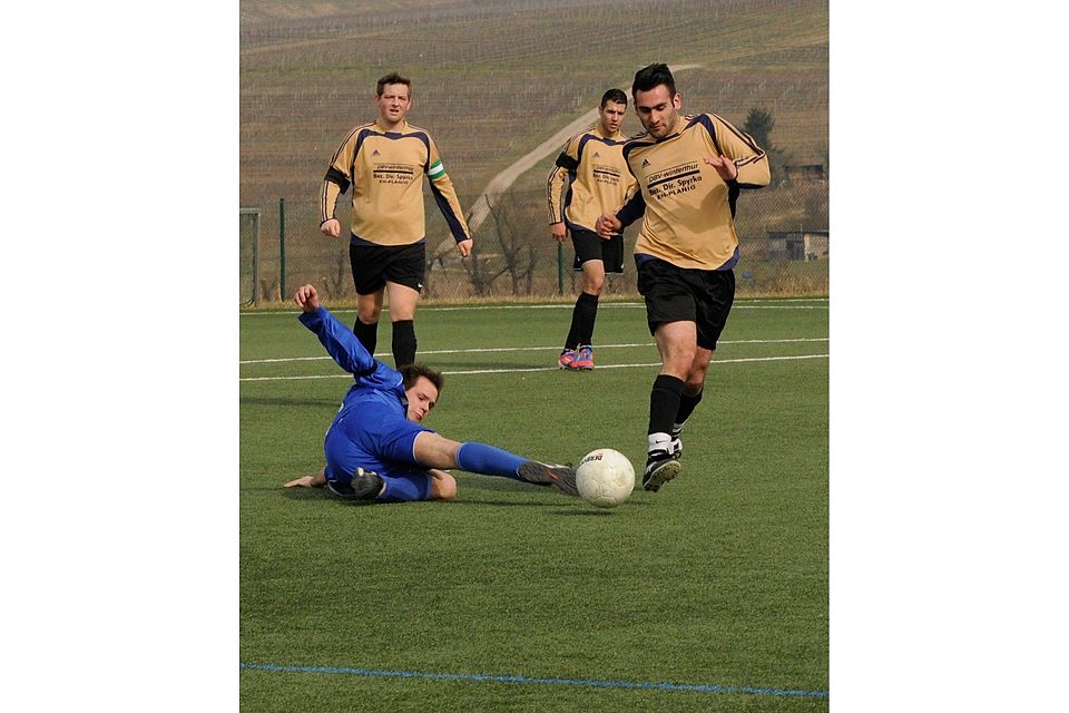 Langes Bein: Die TSG Planig II bezwang den TuS Waldböckelheim II (blaue Trikots) 1:0.  (Foto: Heidi Sturm)