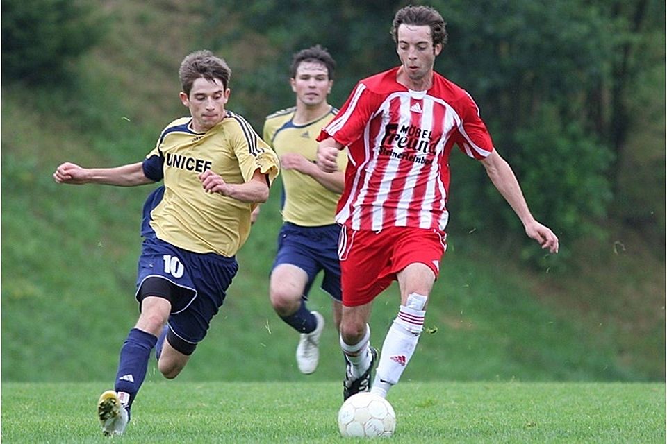 Heiße Zweikämpfe darf man in diesem Duell wieder erwarten: Kumreut gegen Karlsbach.  Foto: Grübl