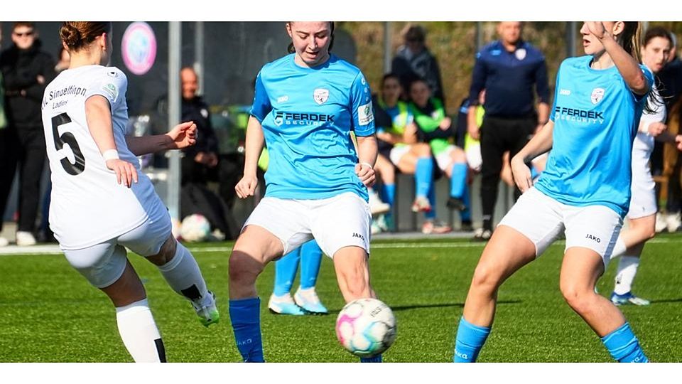 Auch dank Doppeltorschützin Vivien Vilardi (M.) kommt der FSV Hessen Wetzlar in der Frauenfußball-Hessenliga zu einem glatten 3:0-Heimerfolg gegen den FSV Düdelsheim. (Archivbild) © Peter Bayer