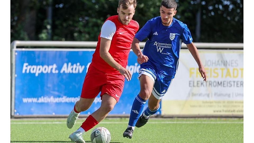 Der Delkenheimer Torschütze Mika Leifermann (links) wird vom Nordenstadter Yusuf Adou verfolgt. 	Foto: Frank Heinen