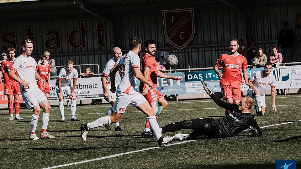 Der FC Lennestadt (rot) und RW Erlinghausen teilten sich am 3. Spieltag die Punkte.