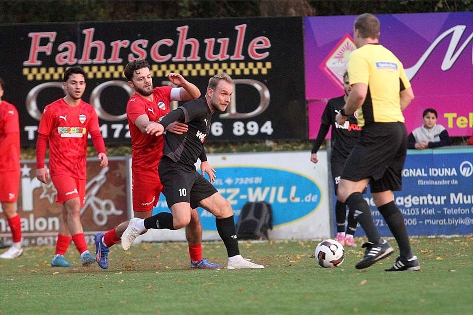 Zwei Leistungsträger ihres Teams - Julius Alt (Kilia Kiel) am Ball gegen Serkan Yildirimer (Inter Türkspor Kiel).