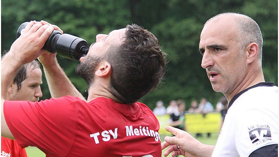 Spül’s runter! Nach dem bitteren Abstieg aus der Landesliga nehmen Abteilungsleiter Torsten Vrazic und Spielertrainer Florian Prießnitz (von rechts) mit dem TSV Meitingen eine neue Saison in der Bezirksliga Nord in Angriff.	F.: Karin Tautz