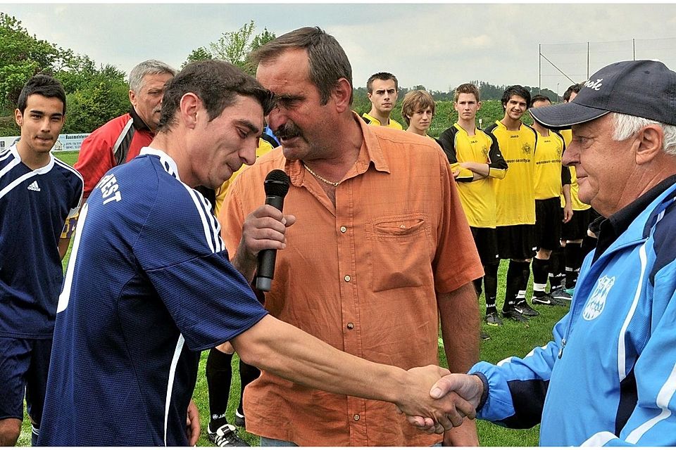 Emotionaler erster Abschied beim TSV West: Muzzi Gür (l.) mit Präsident Günter Eichinger und Technischem Leiter Werner Lenk (r.).
