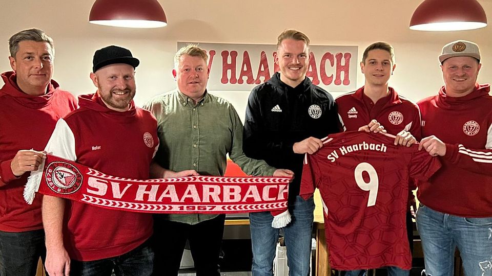 Thomas Schwarz (3.v.l.) und Marco Flenkenthaler (3.v.r.) übernehmen als Trainerduo zur kommenden Saison den SV Haarbach.