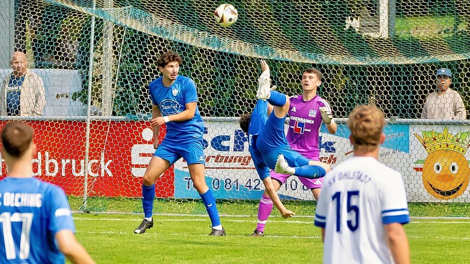 Der SC Olching (in Blau) im Spiel gegen den SV Ohlstadt (weiße Trikots).