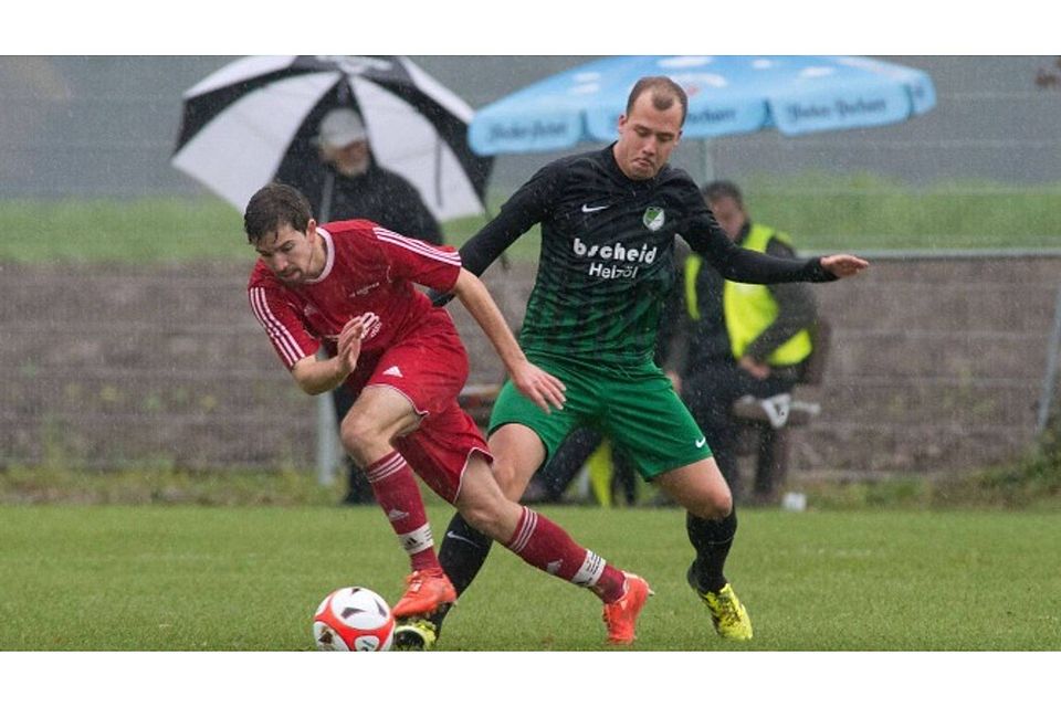 Gegen die verregnete November-Tristesse setzt der TSV Brunnthal (r. Markus Degel) einen 5:0-Sieg. Foto: Robert Brouczek