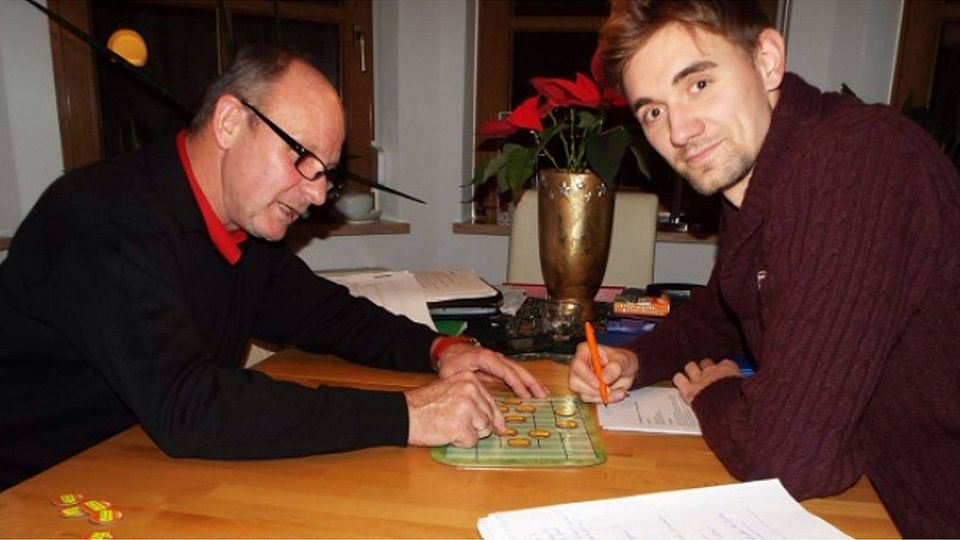 Lutz Ernemann (links) und Co-Trainer Bastian Ellmaier tüfteln an der richtigen Strategie für den FC Amberg. Foto: aog
