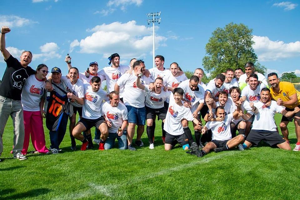 We are the Champions – beim SV Wiesbaden kennt der Jubel über den Aufstieg in die Verbandsliga keine Grenzen.	Foto: Corinna Beck/rscp-photo