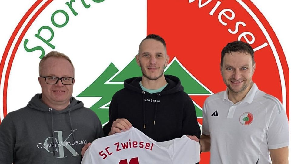 Daniel Grauthoff (Mitte) mit den beiden SC-Trainer Marcus Biller (li.) und Michael Schaller 