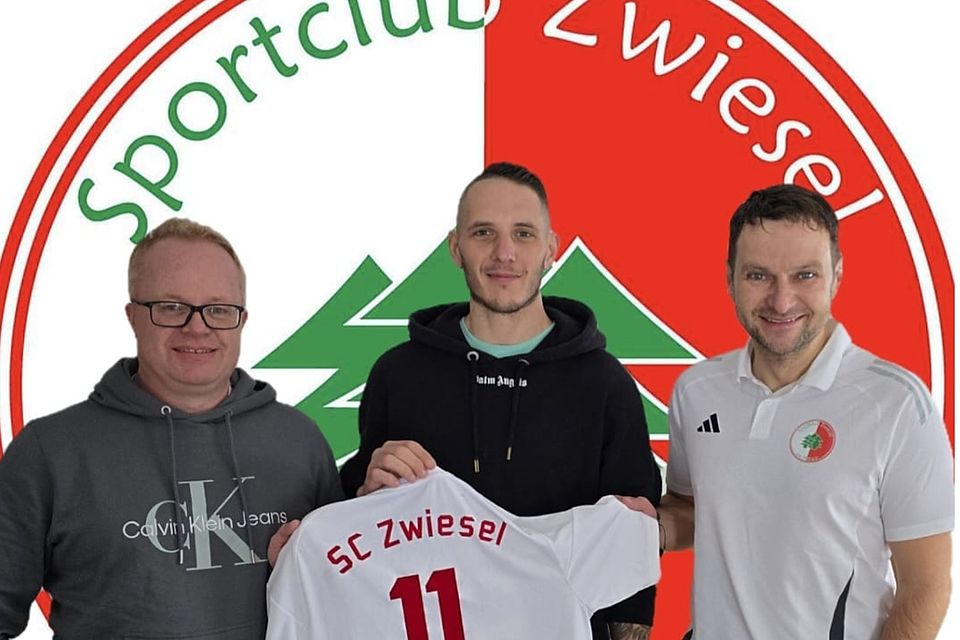 Daniel Grauthoff (Mitte) mit den beiden SC-Trainer Marcus Biller (li.) und Michael Schaller 