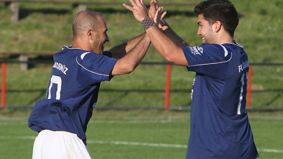 Gemeinsam zum Klassenerhalt: Gökmen Ertürk (links) und Yenal Bicakci von Akdeniz.  Foto: Michael Hochgemuth