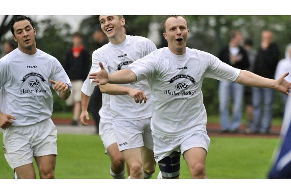Kommt in meine Arme: Christoph Saller feiert seinen Treffer zum 1:0-Sieg 2008 gegen Ohlstadt.  sehr (Archiv)