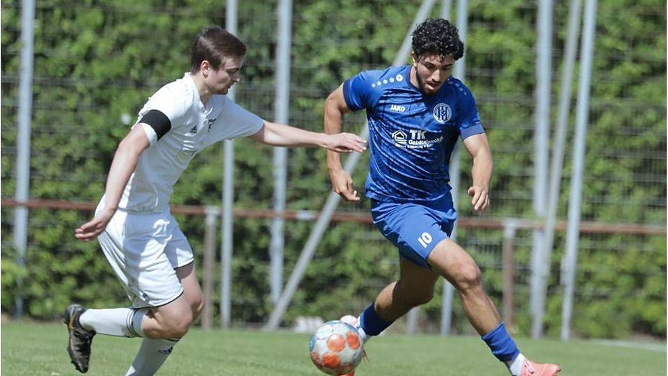 Intensives Duell: Dominik Linder (links) vom KSV Reichelsheim gegen Breubergs Mikail Arda Kalkan.	Foto: Herbert Krämer