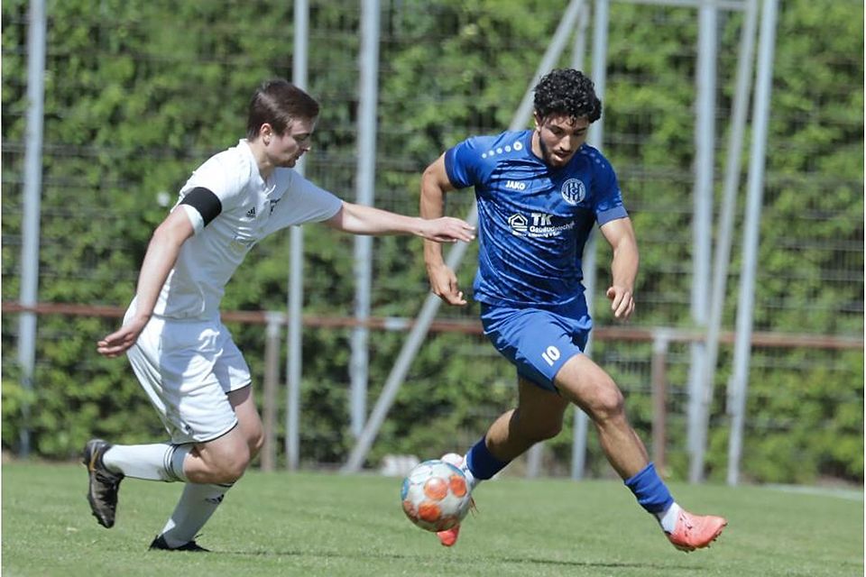 Intensives Duell: Dominik Linder (links) vom KSV Reichelsheim gegen Breubergs Mikail Arda Kalkan.	Foto: Herbert Krämer