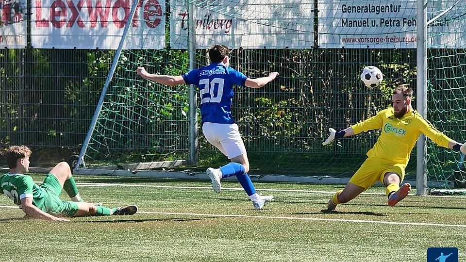 Lukas Fehrenbach von der SG Simonswald/Obersimonswald erzielt das frühe 1:0 im Auswärtsspiel gegen Freiburg-St. Georgen. Torwart Bastian Weier und der spätere "Rotsünder" Yannick Bantel können nur hinterhersehen. Am Ende rettete St. Georgen aber einen Punkt (3:3).