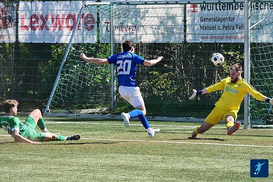 Lukas Fehrenbach von der SG Simonswald/Obersimonswald erzielt das frühe 1:0 im Auswärtsspiel gegen Freiburg-St. Georgen. Torwart Bastian Weier und der spätere "Rotsünder" Yannick Bantel können nur hinterhersehen. Am Ende rettete St. Georgen aber einen Punkt (3:3).