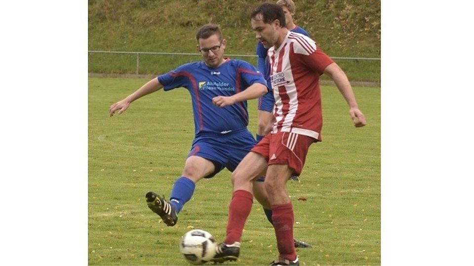 Kommt zu spät: Simon Päbler (links) vom FC Bechtelsberg hat gegen einen Akteur der SG Treis/Allendorf II das Nachsehen.	Foto: Krämer