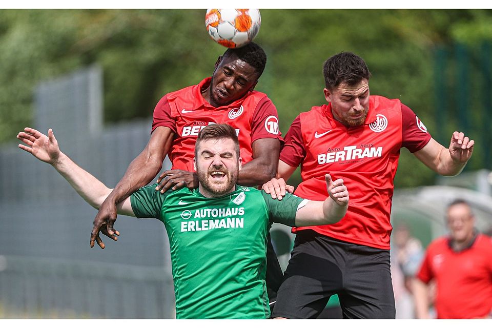 Ab sofort ist Torjäger Manuel Blum (grün, hier noch im Einsatz für den SV Niedernhausen) beim TuS Medenbach Teil des Trainerteams.
