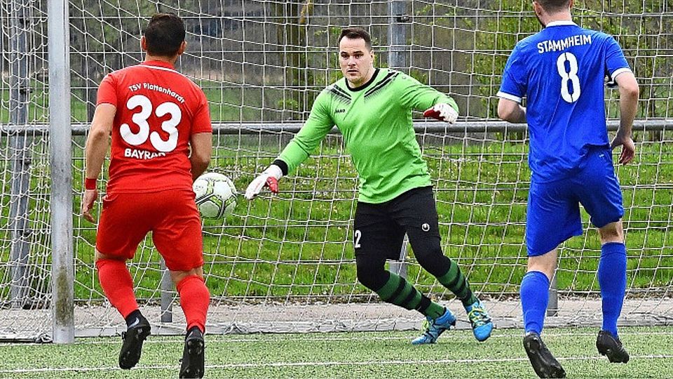Nach 26 Minuten im Spitzenspiel war für SC-Keeper Marjan Tomasic (Mitte) nach einer Kollision vorzeitig Feierabend.   Foto: Günter Bergmann