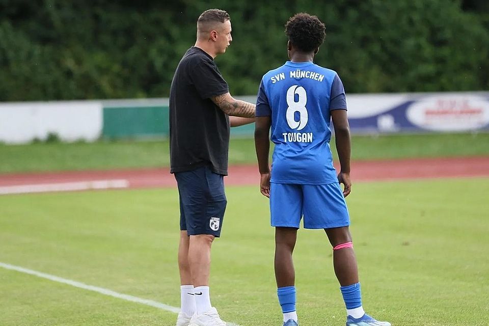 Dennis Magro (li.) trainiert mit dem SVN München den aktuellen Tabellenführer der Bezirksliga Nord.