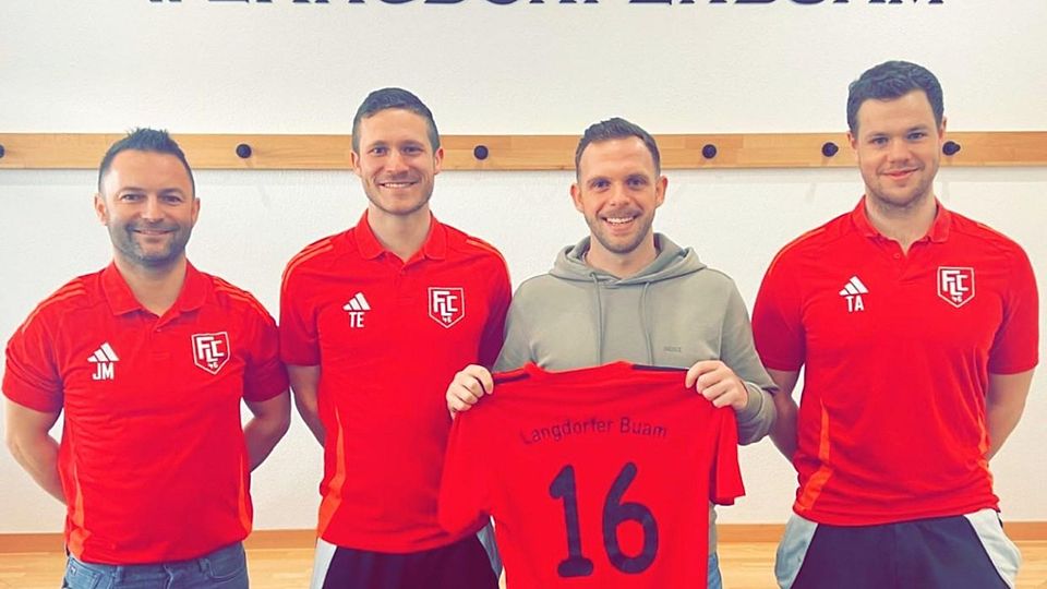 Michael Pfeffer (zweiter von rechts) wird von Spartenleiter Josef Mader (li. und den beiden Spielertrainer Tobias Eiter (zweiter von links) und Tobias Artmann willkommen geheißen 